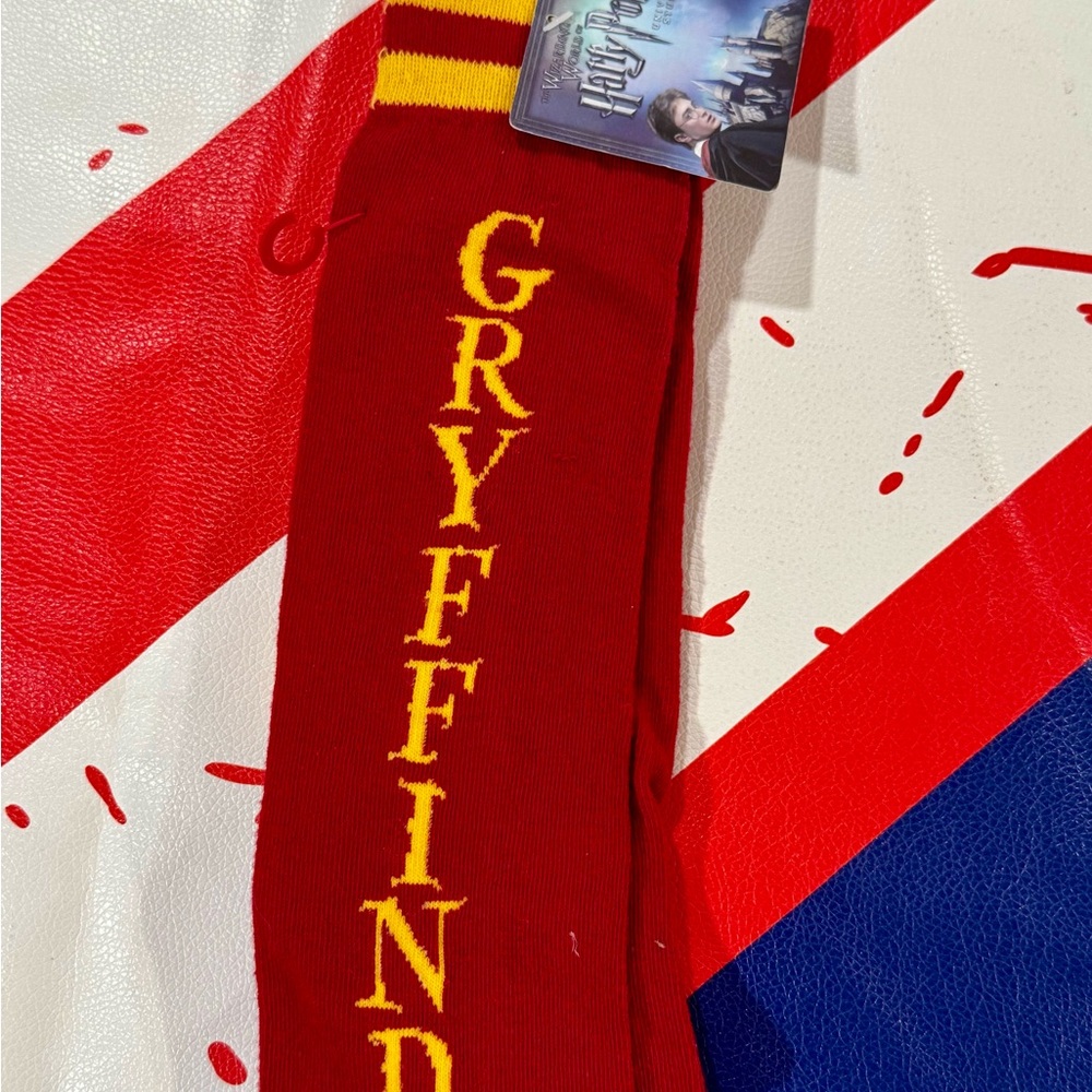 NEW WITH TAGS HARRY POTTER GRYFFINDOR RED/YELLOW SOCKS  Sock Size 9-11